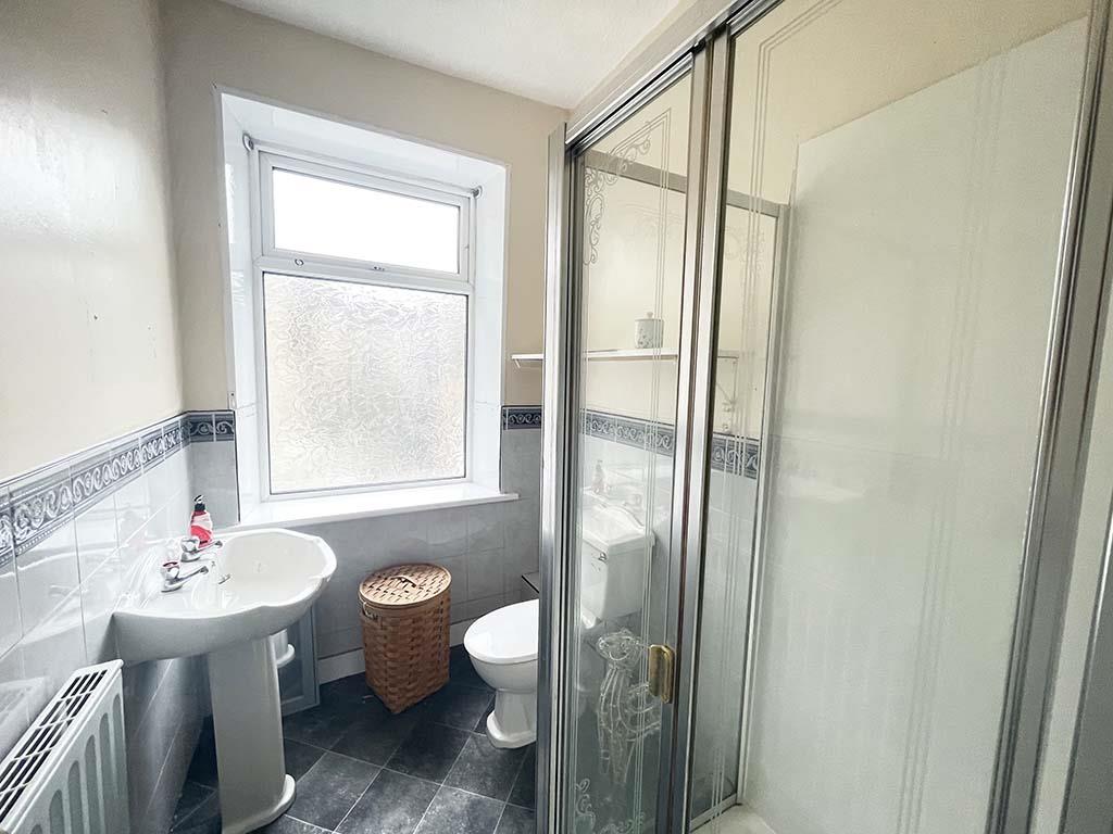4 bedroom flat To Let in Barnoldswick - Shower Room